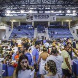Comme les vacanciers hébergés dans cette salle de sport, les touristes helvétiques qui ont dû quitter un hôtel devenu inhabitable peuvent rentrer en Suisse avec le vol spécial.